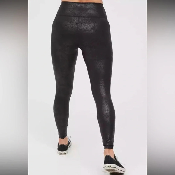 NWT Offline by Aerie Crossover Hi Waisted Crackle Black Leggings Size Medium - Picture 3 of 14